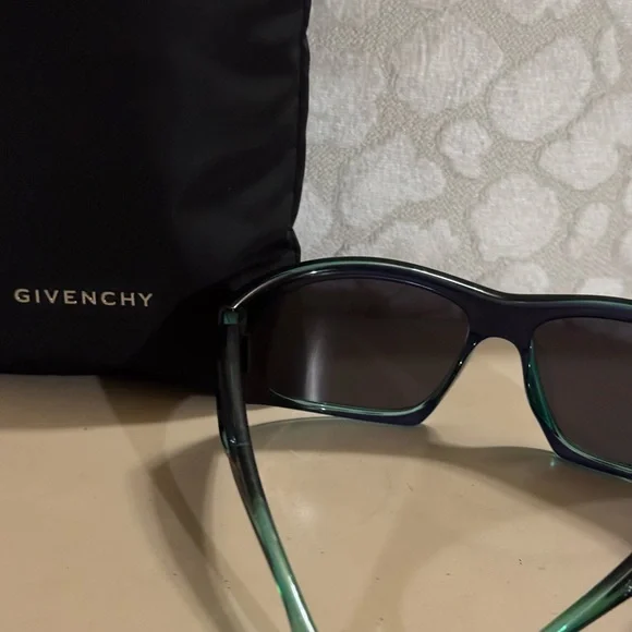 Givenchy GV40051I Sunglasses - Picture 4 of 9